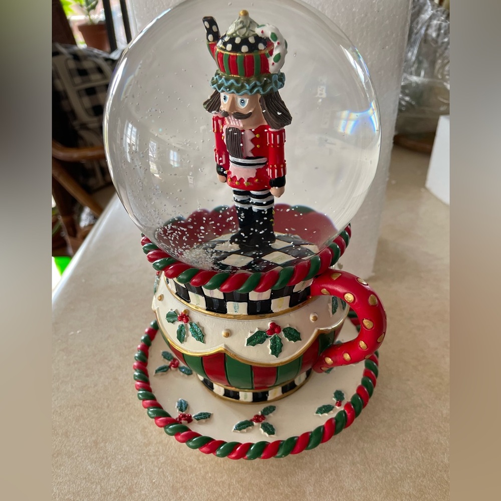 Christmas Snowglobe music box